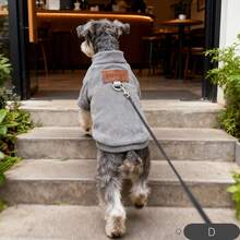 一件蓝绿色/黄绿色/红色/灰色宠物抓绒毛衣，休闲风格，柔软抓绒面料，长袖套头衫款式，配有皮革标签和内置牵引绳环，保暖舒适，可搭配牵引绳，适合日常散步、室内穿着及秋冬季穿着。 - 彩色 - 查看 9