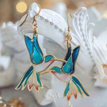 A Set Of Two Stylish Hummingbird Earrings Featuring Resin And Zinc Alloy Bird Ornaments, Perfect For Celebrations Or As A Gift For A Loved One. - Nhiều màu - Xem 1