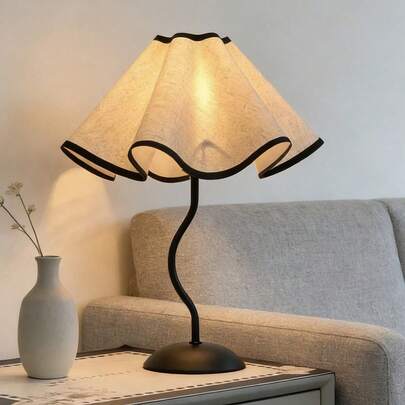 1 chiếc đèn bàn chụp xếp ly bằng vải lanh, đèn ngủ phong cách Pháp cổ điển, đèn trang trí bàn trang điểm thanh lịch, đèn ánh sáng ấm áp, đèn ngủ cho khách sạn boutique.