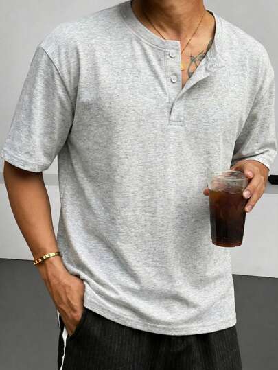 1件男士白色花卉灰色亨利领短袖T恤，针织面料透气吸湿抗皱，复古风格休闲舒适短袖T恤，适合日常通勤和轻度社交场合。