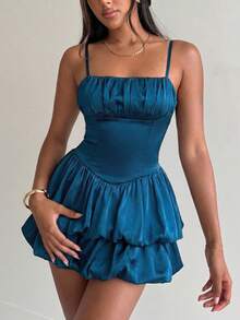 Vibe Spark 时尚吊带方领迷你连衣裙，褶裥上身，收腰设计，蓬松多层裙摆，丝滑闪亮面料——甜美俏皮的风格，是周末早午餐、城市漫步、下午茶、时尚聚会、情人节、度假以及日常穿搭的理想之选。 - 水鴨藍 - 查看 5