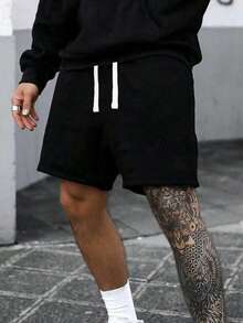 1件黑色休闲短裤，以简约设计诠释休闲态度，涤纶面料提供全天柔软舒适感，无论是酷炫街头漫步还是休闲居家，都能让您在时尚与舒适之间自由切换，展现您的男性魅力。 - 黑色 - 查看 9
