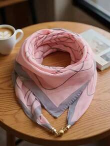 这款简约时尚的围巾采用几何线条或柔和渐变色设计，搭配精致的金属扣，增添细腻细节。秋冬季节，黑白灰款式散发着酷感，黑色是经典百搭之选，粉灰款式则柔美甜美。适合通勤、休闲聚会、旅行摄影等场合，尤其适合追求简约时尚的上班族和年轻群体。 - 彩色 - 查看 7