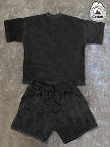 Conjunto masculino de manga curta com estampa vintage lavada, estilo Ramadan, moderno e descolado. Conjunto de manga curta em algodão preto com estampa em inglês, ideal para o dia a dia. Estilo Y2K, perfeito para ocasiões informais. - Preto - Ver 3