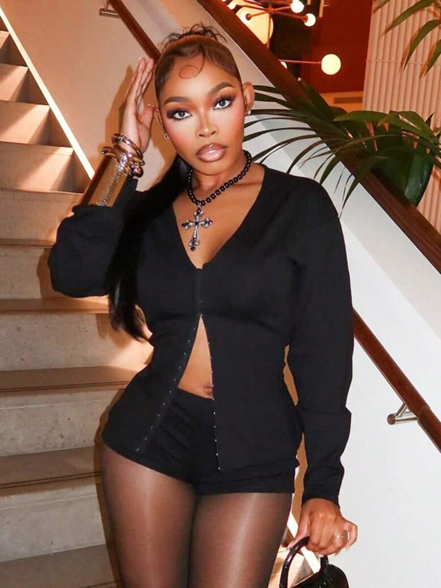 Conjunto de dos piezas para mujer de unicolor simple y elegante, con cardigan de cuello redondo bajo casual, botones ocultos, cintura ceñida, top de manga larga y pantalones cortos ajustados y sexy - Negro - Ver 1