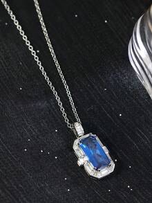 1件S925银蓝色钻石长方形吊坠项链，以一颗硕大的长方形蓝色钻石为中心，周围环绕着几何图案的密镶钻石，简约而精致的设计，适合日常佩戴和轻度商务场合。 - 銀色 - 查看 9