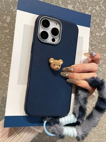 Eleganter und süßer Bär in dunkelblauer lederartiger Textur Handyhülle (silberner abnehmbarer Linsenrahmen), die Handyhülle ist mit einem exquisiten, süßen und 3D-Braunbärenkopf-Accessoire + einem grau-blauen Leoparden-Muster Plüsch-Handyschlaufe ausgestattet, geeignet als Valentinstags- und Chinesisches Neujahrgeschenk, stoßfest, rutschfest, kratzfest - kompatibel mit Apple