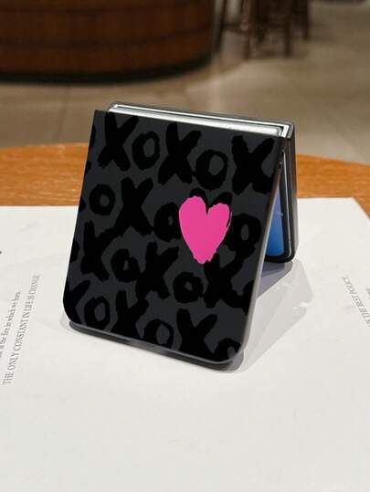 1pc Fashionable And Simple Skin Feel PC Material Letter Heart Element Folding Phone Case, Can Protect And Prevent Falling: SamsungGalaxy Zflip 3/Zflip 4/Zflip 5/Zflip 6/Zflip 7/ Razr 50 Ultra/ Razr 60 Ultra/ Razr 60/ Razr 50/Galaxy Z Flip7 FE