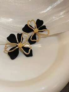 1 Pair Elegant Floral Stud Earrings, Chic And Graceful - Flower Earrings - View 3