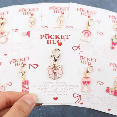 情人节礼盒套装，10件套，包含口袋拥抱卡片，是送给她/他的完美小礼物，也适合婚礼和派对。口袋拥抱卡片传递真挚的祝福。迷你可爱钥匙扣套装，包含心形、泰迪熊、蝴蝶结、酒杯、花束等多种图案，英文版。
