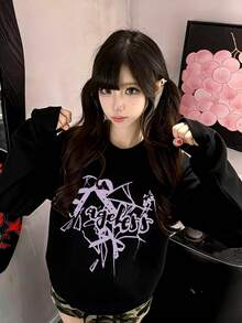 女士圆领T恤，休闲宽松版型，英文字母和爱心印花设计，时尚百搭，甜美少女风，适合春秋季穿着。