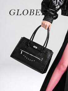 GLOBELLE黑色亮面双提手手提包，配银色五金配件。这款时尚的黑色人造革托特包采用挺括的包型设计，配有双提手和抛光银色饰件（锁扣、拉链口袋、铆钉镶嵌）。女士托特包。宽敞的主隔层和前置拉链小袋，非常适合日常使用。经典的设计融合了优雅与实用性，是工作、外出办事或休闲出行的理想之选。 - 黑色 - 查看 5