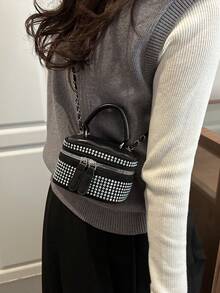 轻便迷你链条肩带绗缝水桶包，适合青少年、大学生和职业女性，是办公室、学校、工作、通勤、户外活动和旅行的理想之选，饰有水钻，质感面料。 - 黑色 - 查看 4