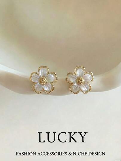 1 Pair Fashionable Minimalist Versatile Flower Petal Stud Earrings, Suitable For Teenage Girls Everyday And Holiday Wear