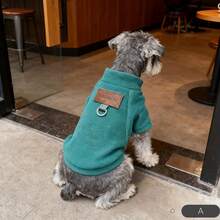 一件蓝绿色/黄绿色/红色/灰色宠物抓绒毛衣，休闲风格，柔软抓绒面料，长袖套头衫款式，配有皮革标签和内置牵引绳环，保暖舒适，可搭配牵引绳，适合日常散步、室内穿着及秋冬季穿着。 - 彩色 - 查看 26