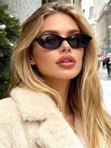 一副椭圆形小框时尚眼镜，复古个性，百搭休闲优雅，适合日常佩戴、返校季、度假旅行、学院风、夏季海滩装扮，是女性的理想配饰。 - 黑色 - 查看 3