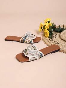 吸睛拖鞋，撞色设计引人注目，编织鞋带搭配方头造型，纤细鞋型，柔软舒适，室内外皆宜，释放夏日活力。 - 杏色 - 查看 10