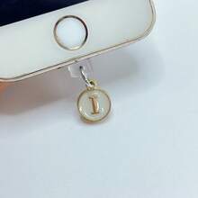 1个白色镀层双面防尘塞吊坠，印有26个英文字母，适用于Type-C接口 - 白iPhone - 查看 17
