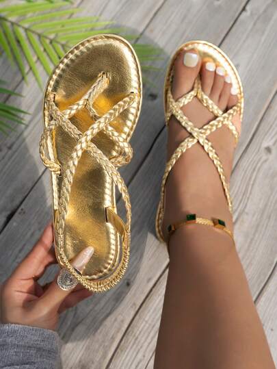 2026春夏新款女士加大码平底凉鞋，金色编织设计，弹性后跟带，沙滩度假风，休闲时尚，百搭，防滑鞋底，露趾设计，夏季必备，海滩度假理想之选，一脚蹬设计，适合日常穿着、派对和户外活动，是送给时尚女性的理想情人节礼物。