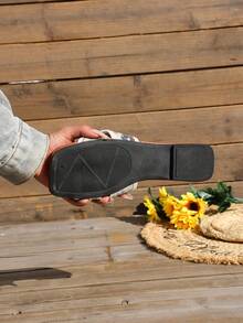 吸睛拖鞋，撞色设计引人注目，编织鞋带搭配方头造型，纤细鞋型，柔软舒适，室内外皆宜，释放夏日活力。 - 杏色 - 查看 9