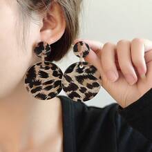 1Pair Maillard Leopard Print Heart Acrylic Studs, Hong Kong Style Light Luxury Minimalist Design For Women Fall Winter Daily Wear Party Fashion Jewelry - E6781/Beige Heart - View 3