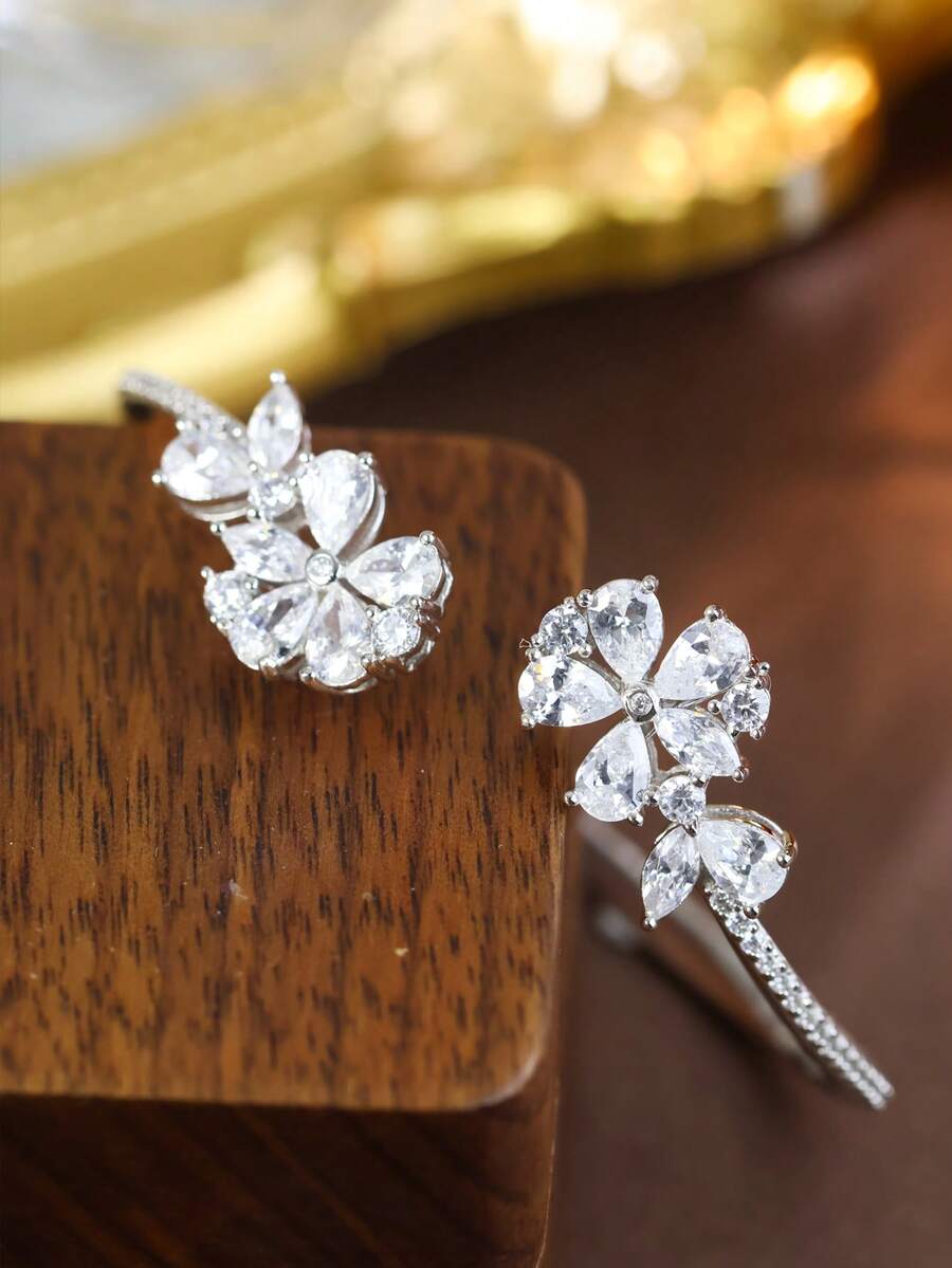 1件S925纯银手链，镶嵌实验室培育宝石，闪耀灵动，适合舞会、订婚等浪漫场合，以及情人节送礼，蝴蝶造型，光泽银身，是表达爱意的耀眼信物。 - 銀色 - 查看 1