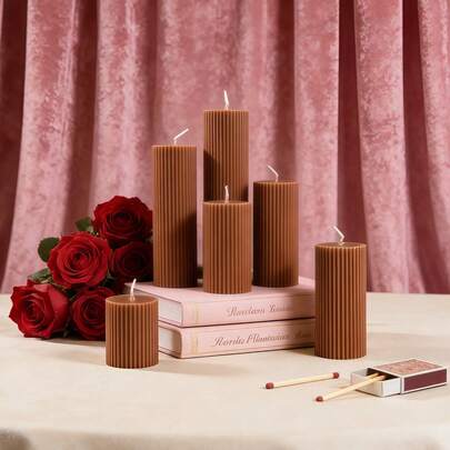 1支焦糖条纹圆柱形香氛蜡烛（单支/套装可选）：手工装饰蜡烛，适合欧美暖棕色复古风格家居装饰、客厅软装、咖啡厅桌面摆设和酒店客房点缀。