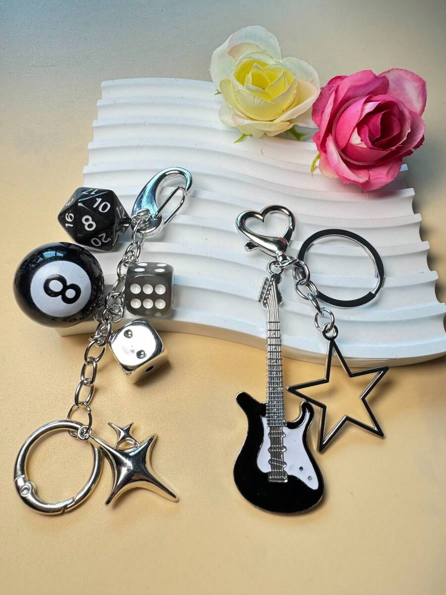 2个骰子挂件钥匙扣，吉他和五角星钥匙扣，手工DIY装饰吊坠，复古风格钥匙扣，适合作为礼物、包包、钥匙、汽车配件，复古甜美又酷炫，是一款别致的背包和汽车挂件。它既可以作为背包装饰钥匙扣，也可以作为情侣钥匙扣，非常适合开学季。这是一款背包装饰钥匙扣。适合作为礼物分发、斋月之夜、生日礼物、毕业礼物。