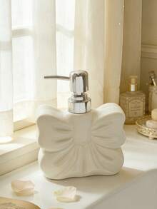 1个豪华蝴蝶结造型皂液器，优雅白色/粉色浴室液体皂瓶，配有不锈钢泵头，时尚台面洗手液/洗发水/沐浴露容器，适用于浴室梳妆台、卧室梳妆台、酒店装饰——可爱美观的家居收纳配件，防漏可重复灌装洗漱用品架，送给女性/女孩的理想礼物（有两种颜色可选） - 彩色 - 查看 7