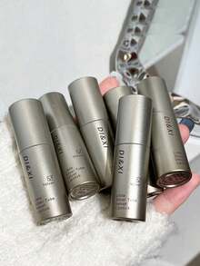 哑光丝绒唇釉，银色管身，持久显色，滋润亮泽，易于涂抹，不粘腻，防水，呵护双唇，是节日、生日、情人节送给女性的完美礼物。 - 無味 - 查看 5