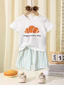 Ținută pentru bebeluși băieți, 2 buc., tricou alb cu imprimeu pâine cu portocale și textul "Happy Every Day", asortat cu pantaloni scurți cu dungi albastre și galbene, proaspăt și plin de viață, moale și confortabil, ideal pentru ținute casual acasă sau în aer liber vara. - alb - Vizualizare 1