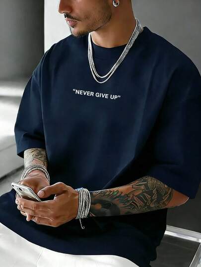 男士加大码简约字母印花短袖T恤，圆领，休闲风格，图案设计