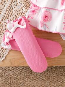 Bộ 4 món phong cách công chúa cho bé gái: Váy xếp nếp nhiều lớp màu hồng có nơ trang trí, áo liền quần không tay có viền xếp nếp, băng đô có nơ và tất trang trí hình bướm - Hồng - Xem 3