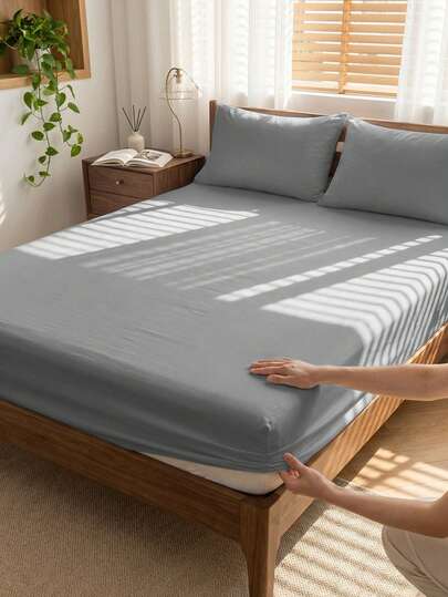 1pc Solid Color Fitted Sheet, Light Gray, Bedsheet, Bedding, Mattress Cover, Soft & Comfortable Bedroom Bedding, Mattress Protector, Skin-Friendly Bedsheet, All-Season Dust-Proof Bed Cover, Suitable For Double Bed, Full Size, King Size, Queen Size Fitted Sheet, Machine Washable, (Pillow Case Not Included), Perfect Holiday Gift
