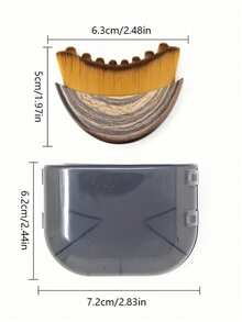 这款新月形面部按摩刷采用贴合面部轮廓的弧形设计。其双面纹理表面，一面是柔软的刷毛，另一面是刮痧面，可温和清洁肌肤，同时提供提拉和按摩功效，令肌肤更加细腻。 - 彩色 - 查看 11