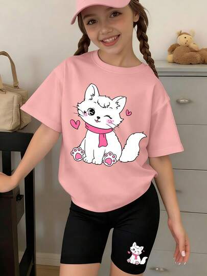 一套可爱的猫咪图案女童套装，包括T恤和短裤，印有眨眼猫咪和爱心图案，面料柔软舒适，非常适合春夏上学和休闲外出穿着。