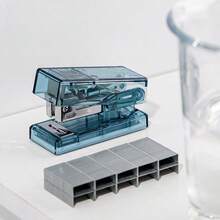 一套订书机，包含订书机和订书钉，经典设计，适合办公室和书房使用。 - 彩色 - 查看 10