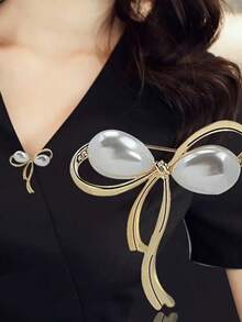1pc Pearl Bow Brooch, Practical Accessory, Can Be Pinned On Scarves, Sweaters, Jackets To Prevent Wardrobe Malfunction, Fashionable, Elegant And Practical, Faux Pearl Brooch