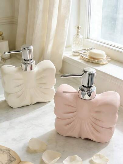 1 st lyxig rosettformad tvålpump, elegant vit/rosa badrumsflaska för flytande tvål med pump i rostfritt stål, snygg handdesinfektionsmedel/schampo/duschkrämbehållare för bänkskiva för badrumskommod, sovrums toalettbord, hotellinredning – söt estetisk hemorganiseringstillbehör, läckagesäker påfyllningsbar toaletthållare, idealisk present till kvinnor/flickor (finns i 2 färger)