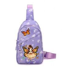 彩色蝴蝶图案女童斜挎包，时尚可爱，多种颜色可选，配有可调节肩带，适合日常、户外、旅行、徒步、跑步、骑行等场合，使用方便，是理想的礼物之选，也是开学必备的办公用品和情人节礼物。