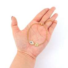1 pieza Pulsera de acero inoxidable dorado con cadena y diseño clásico y simple de mano de Hamsa con inicial para mujer - Amarillo Oro - Ver 3