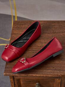 女士时尚百搭方头玛丽珍平底鞋 - 经典百搭的红色，舒适百搭，适合办公室和休闲场合，四季皆宜，新款时尚简约平底鞋，一脚蹬设计，纯色亮面，是情人节、母亲节、婚礼、派对、办公等场合的理想礼物。（尺码偏小，鞋型偏窄，建议选购大一码） - 紅色 - 查看 2