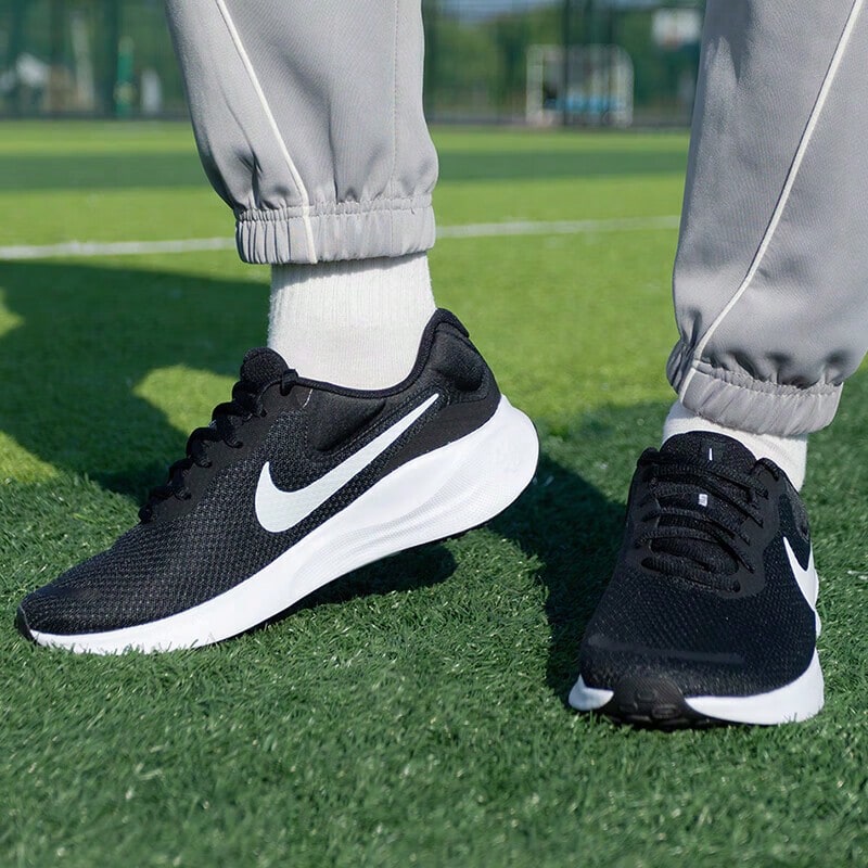 Nike男鞋運動鞋2026全新REVOLUTION 7緩震輕盈透氣公路跑步鞋FB2207-001 - 黑色 - 查看 1
