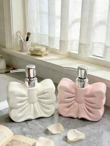 1个豪华蝴蝶结造型皂液器，优雅白色/粉色浴室液体皂瓶，配有不锈钢泵头，时尚台面洗手液/洗发水/沐浴露容器，适用于浴室梳妆台、卧室梳妆台、酒店装饰——可爱美观的家居收纳配件，防漏可重复灌装洗漱用品架，送给女性/女孩的理想礼物（有两种颜色可选） - 彩色 - 查看 3