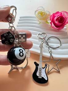 2 pezzi Portachiavi a forma di dadi, portachiavi a forma di chitarra e stella a cinque punte, ciondoli decorativi fatti a mano, portachiavi in stile retrò, adatti come regali, per borse, chiavi, parti di auto, con un tocco retrò dolce e cool, ideali come ciondolo per zaino e auto. Possono essere usati come ciondoli decorativi per zaino e come portachiavi di coppia per il ritorno a scuola. Questo è un ciondolo decorativo per zaino. Regalo per la notte del Ramadan, regalo di compleanno, regalo di laurea. - Multicolore - Visualizzare 2