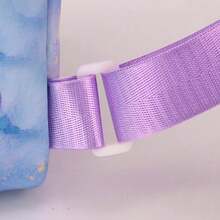 彩色蝴蝶图案女童斜挎包，时尚可爱，多种颜色可选，配有可调节肩带，适合日常、户外、旅行、徒步、跑步、骑行等场合，使用方便，是理想的礼物之选，也是开学必备的办公用品和情人节礼物。