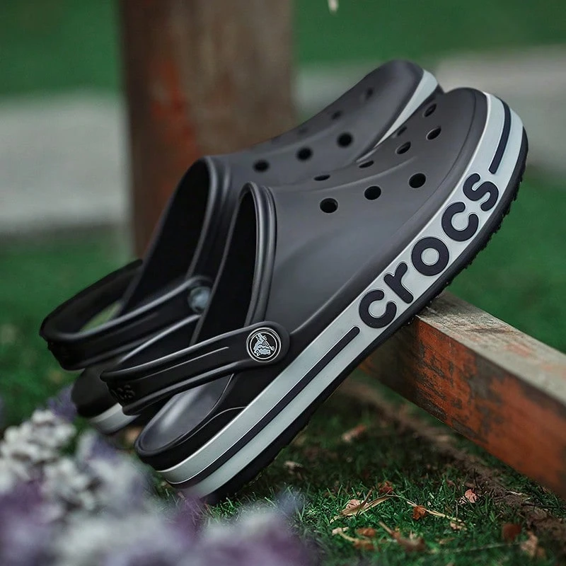 Crocs Baya镂空男女通用款木屐，轻便透气，休闲沙滩木屐/凉鞋，建议买小一码。 - 黑色/白色 - 查看 1