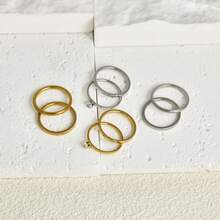 4 piezas Anillos de banda delgada de lujo para hombres de acero inoxidable, acabado mate en oro y plata con un diamante y tres diamantes, anillos de moda - Plateado - Ver 1