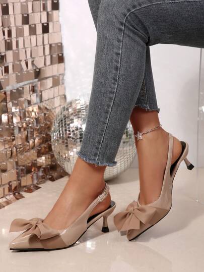 一双纯色优雅性感派对细高跟凉鞋，蝴蝶结搭扣，PU皮革材质，适合派对、婚礼、春夏连衣裙或休闲穿着。
