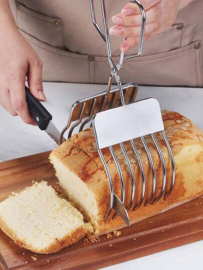 1 chiếc kẹp cắt thịt bò nướng bằng thép không gỉ, dụng cụ thái thịt bằng thép không gỉ, kẹp cắt bánh mì, kẹp hành tây cà chua, dụng cụ thái thịt nguội, bánh mì nướng, kẹp bánh mì, kẹp đa năng, kẹp nướng, dụng cụ làm bánh mì, dụng cụ làm bánh, dụng cụ nhà bếp, dùng để thái rau củ quả, giúp thái đều các loại thịt nướng, thịt nguội đến bánh mì, rau củ và trái cây. Thích hợp sử dụng hàng ngày, trong nhà bếp, nhà hàng, tiệm bánh, tiệc nướng, tiệc tùng, họp mặt. Có thể dùng làm quà tặng cho cha mẹ, mẹ, vợ, bạn bè, đầu bếp, thợ làm bánh, hàng xóm.